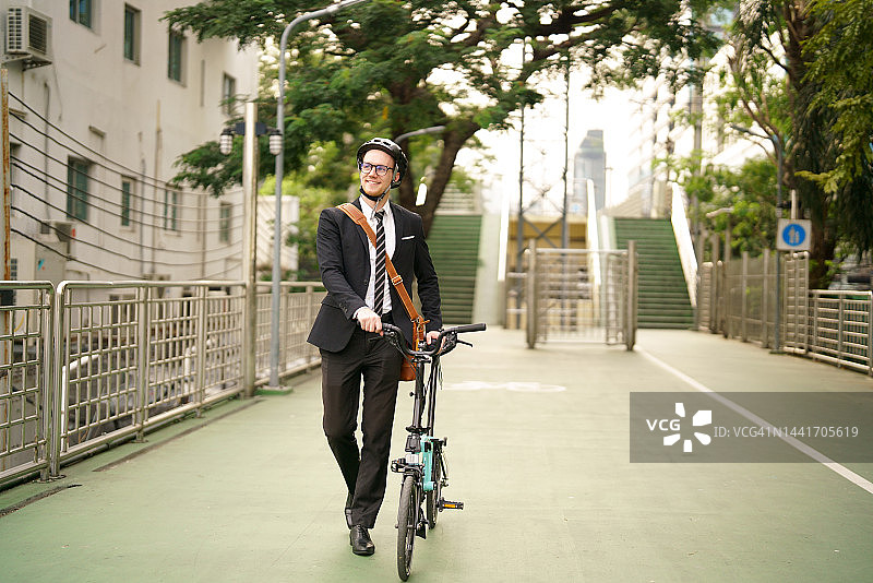 骑自行车上班的环保人士图片素材