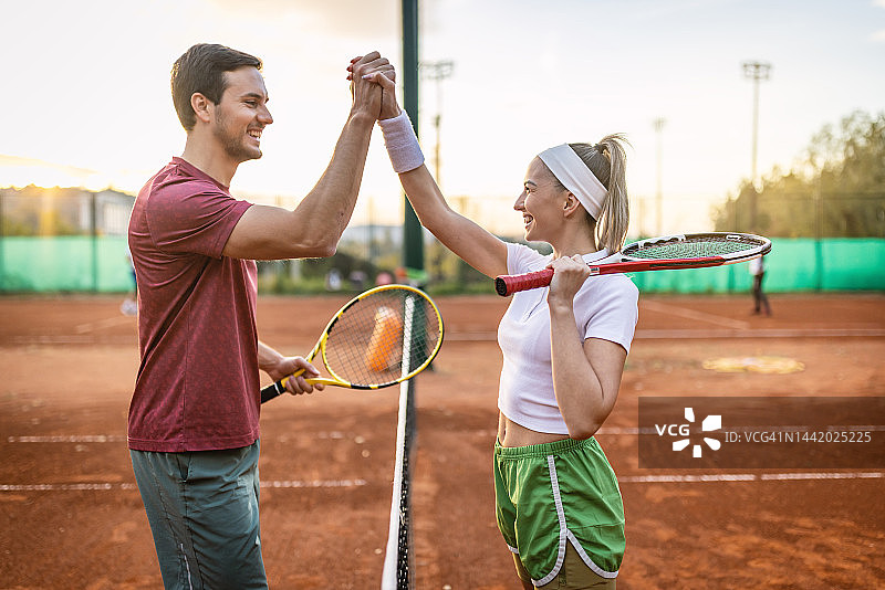 一对打网球的情侣在比赛结束时握手图片素材