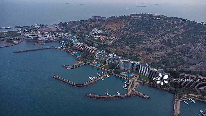 Drone photos (overhead view) of Cerro el Morro, Lido beach, Los Canales beach and the city of Lechería.图片素材