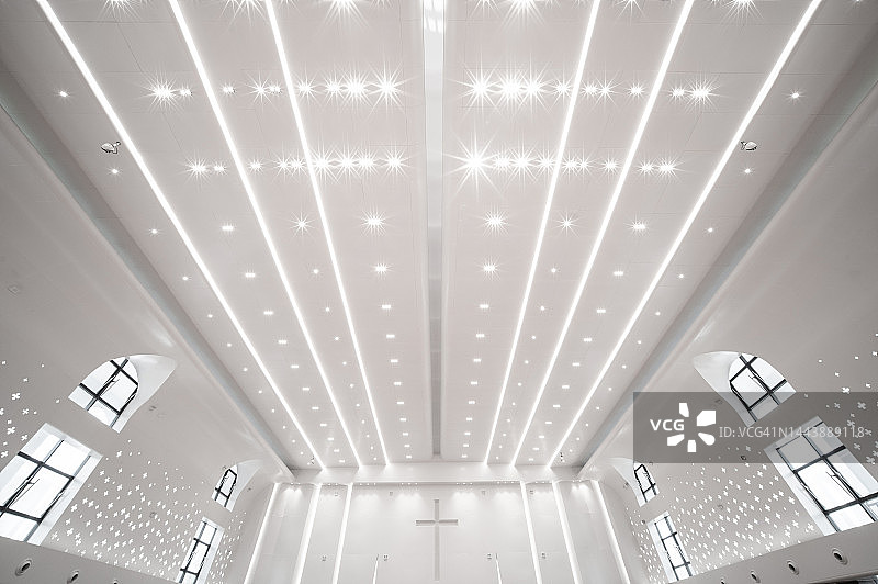 教堂天花板的低角度视觉图片素材