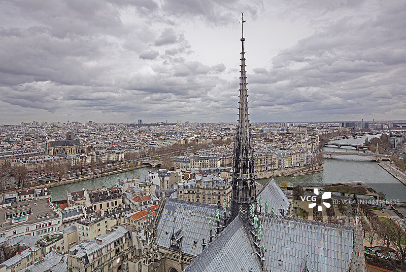从巴黎圣母院的尖顶俯瞰巴黎图片素材