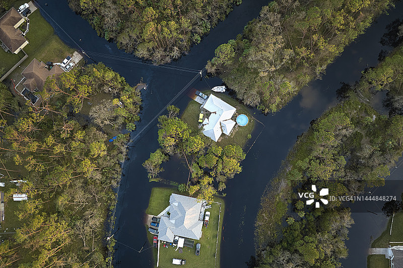 飓风伊恩使佛罗里达居民区被洪水淹没。自然灾害的后果图片素材