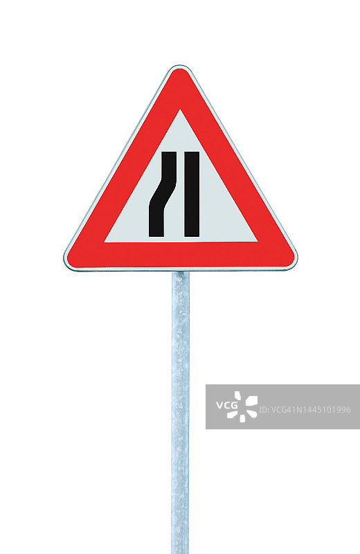 左侧道路变窄，大而详细的孤立三角形路标，垂直特写，红色警示框，灰色柱子图片素材