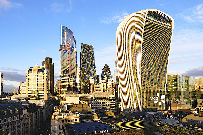 日落时伦敦金融区城市天际线的高架视图图片素材