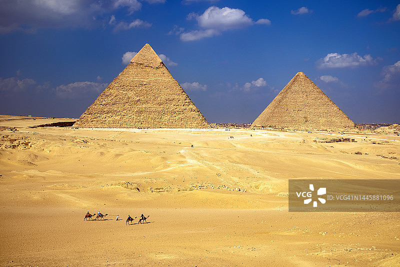 吉萨巨大的金字塔和骆驼图片素材