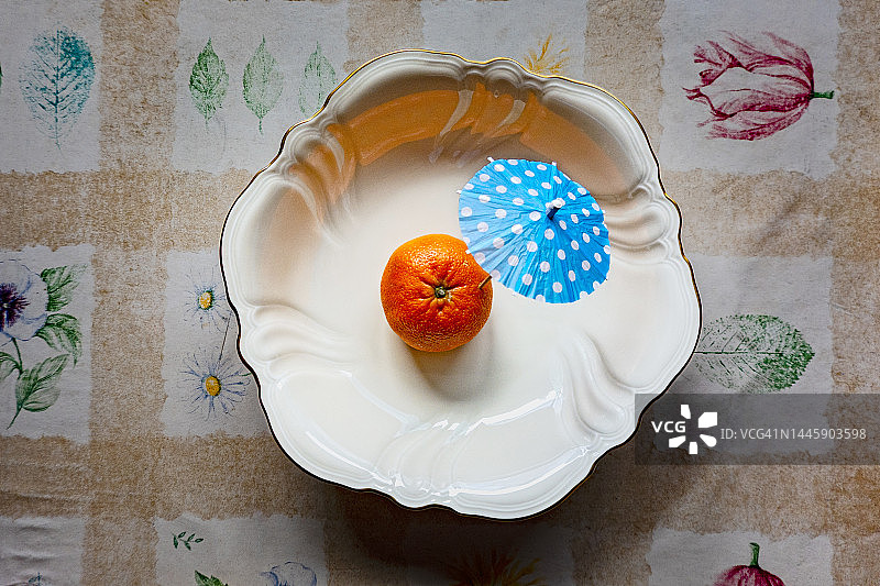 橘子装在碗里，撑着阳伞图片素材