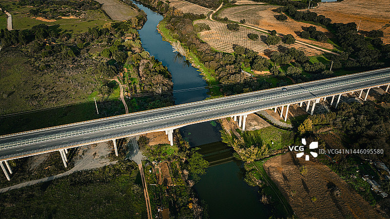 沿着葡萄牙的道路和桥梁，航拍的过境图像具有史诗般的场景。图片素材