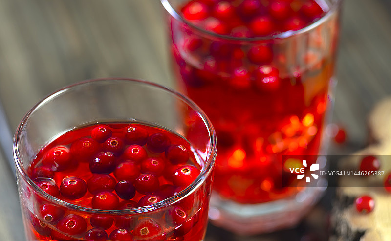 红色浆果饮料，果汁装在透明玻璃杯里。图片素材