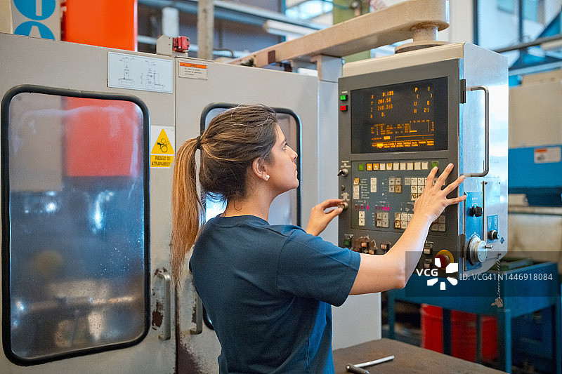 女技术员在工厂使用机器图片素材