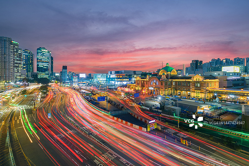 黄昏时分，首尔站有汽车轻驰图片素材