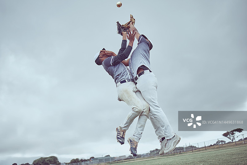 运动，动作和一个男人接棒球，带着棒球手套在空中跳。能量，运动和接球，棒球运动员在球场上比赛，职业运动员在比赛或比赛图片素材