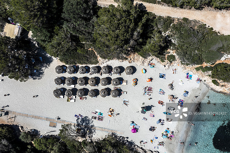 西班牙，巴利阿里群岛，马略卡岛，人们在卡拉萨瑙海滩放松的鸟瞰图图片素材