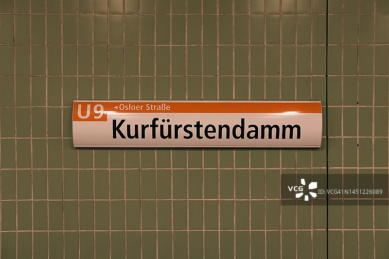 Subway sign of the station "Kurfürstendamm" in Berlin, Germany.图片素材