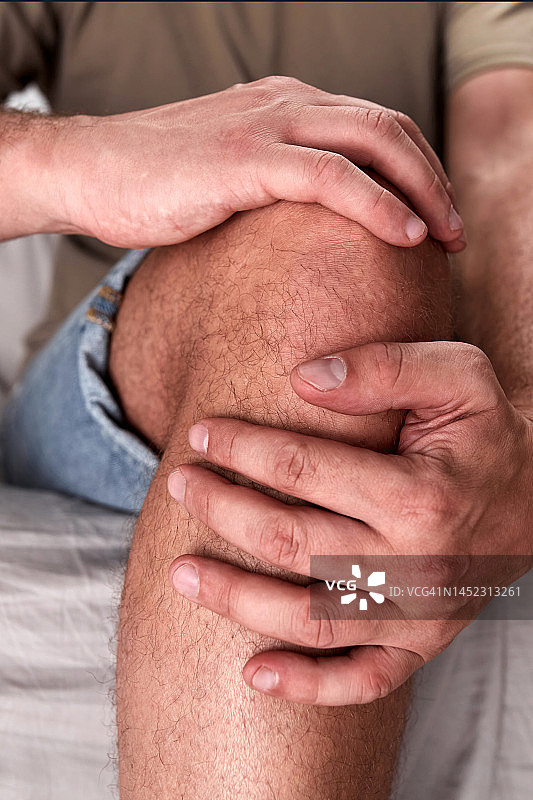成年男性膝关节疼痛、脱位、麻木、抽筋等关节问题。图片素材