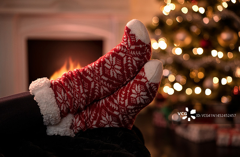 近距离的女性脚穿着圣诞袜图片素材