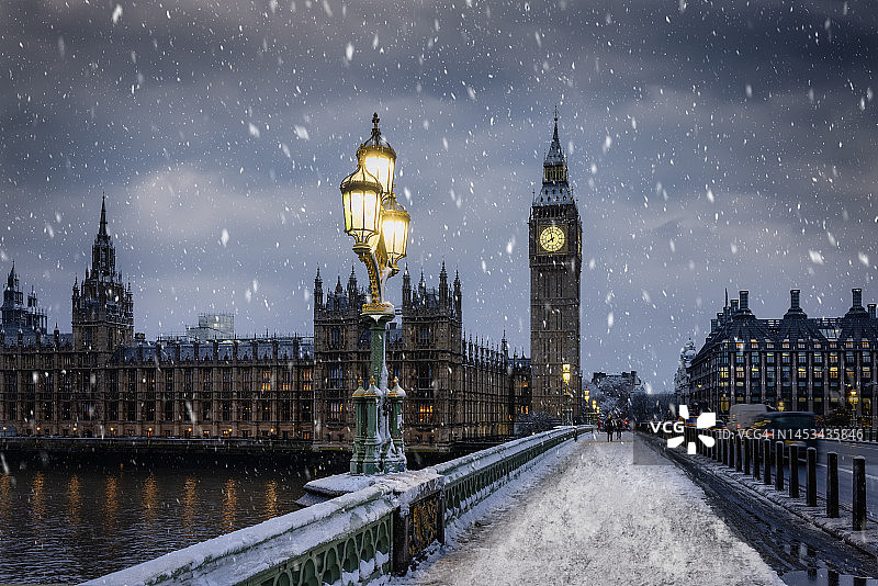 伦敦威斯敏斯特大桥和大本钟钟塔的冬季景观图片素材