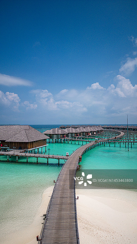 马尔代夫岛水上别墅平房在绿松石酒店度假湖与鸟瞰图片素材