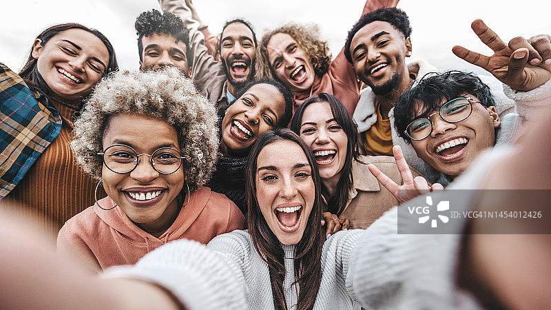 多元文化社区的年轻人在镜头前微笑-快乐的不同朋友用智能手机自拍-友谊和人际关系的概念图片素材