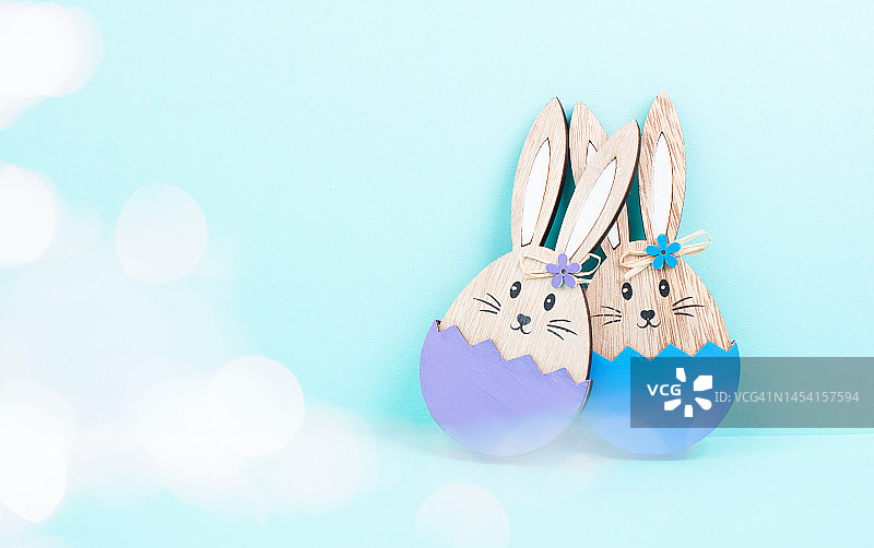 复活节小兔或小兔情侣相拥，木蛋，春节贺卡，散景仙人淡，蓝紫相间的颜色图片素材