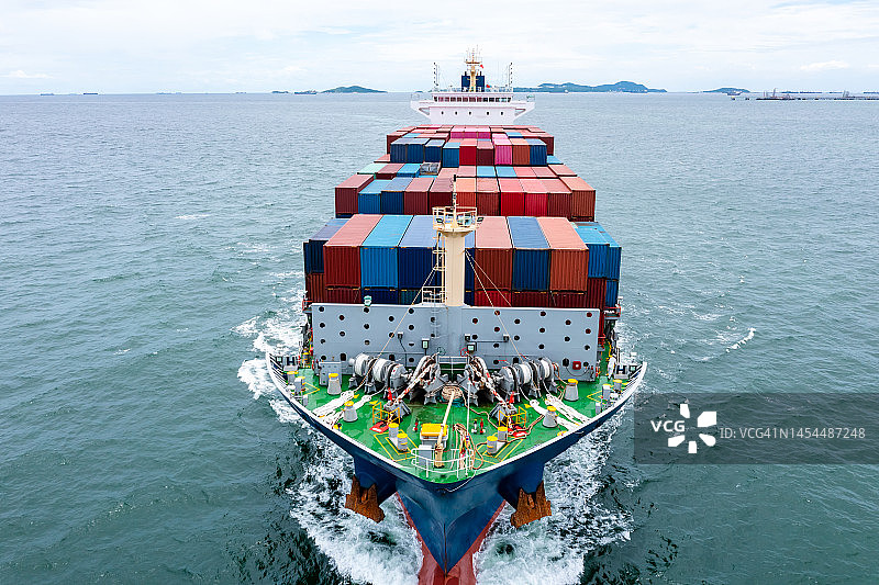 集装箱船舶货物物流运输进出口国际海上航行视点无人机摄影视角图片素材