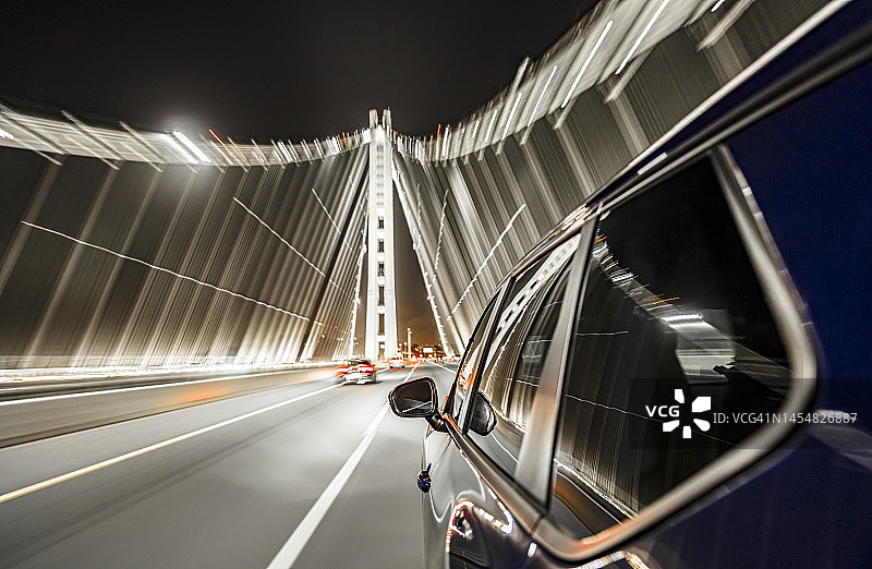 夜晚，汽车行驶在美国旧金山的标志性海湾大桥上。图片素材