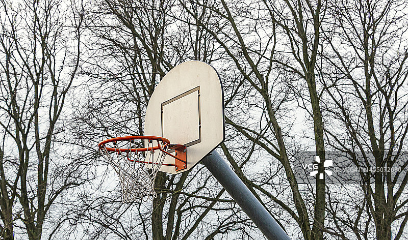 拴在公园外钢管上的篮球篮板图片素材