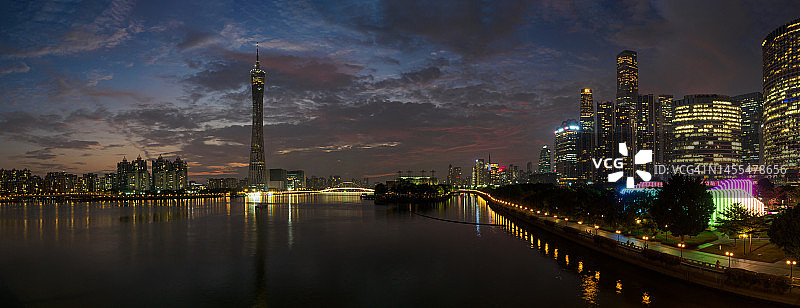 珠江和广州塔，广州天际线夜景图片素材