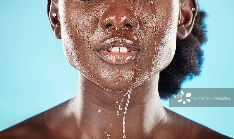 水，嘴和脸的黑人妇女滴在她的嘴唇卫生，仪容整洁和清洁。美容，护肤和补水面部为非洲裔美国女性与口腔清洁治疗图片素材