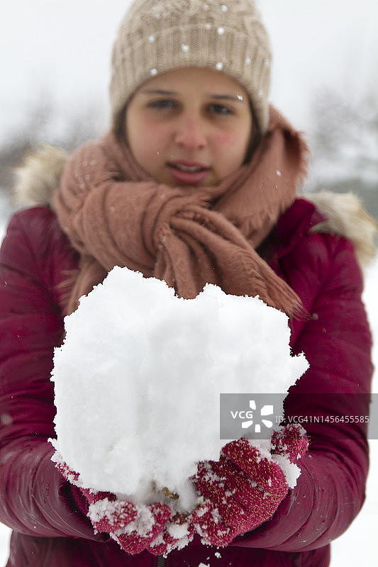 年轻女子抱着大雪球图片素材
