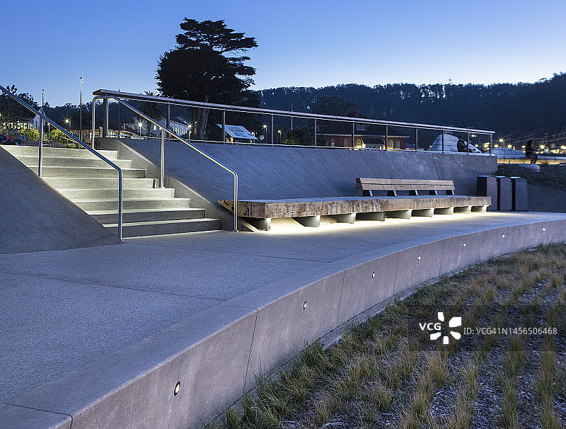 日落时分，旧金山要塞的楼梯和长凳上的LED灯具图片素材