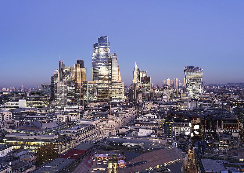 黄昏时分伦敦城市天际线的高架视图图片素材