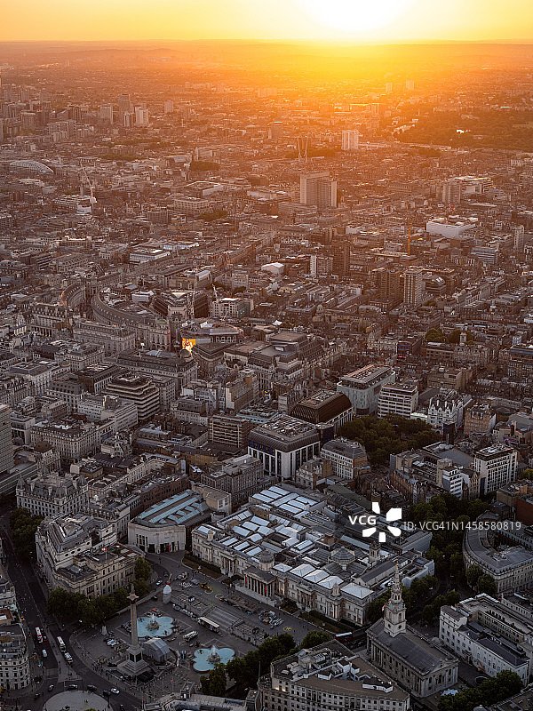 伦敦的鸟瞰图，日出时向东看特拉法加广场和国家美术馆图片素材