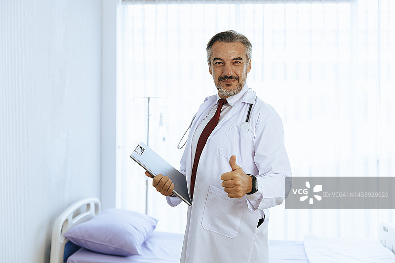 医生在体检室的医疗保健和医药行业的概念。图片素材