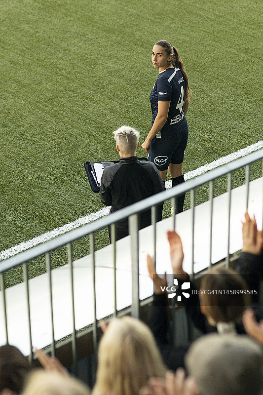 女足运动员站在体育场教练旁边的高角度镜头图片素材