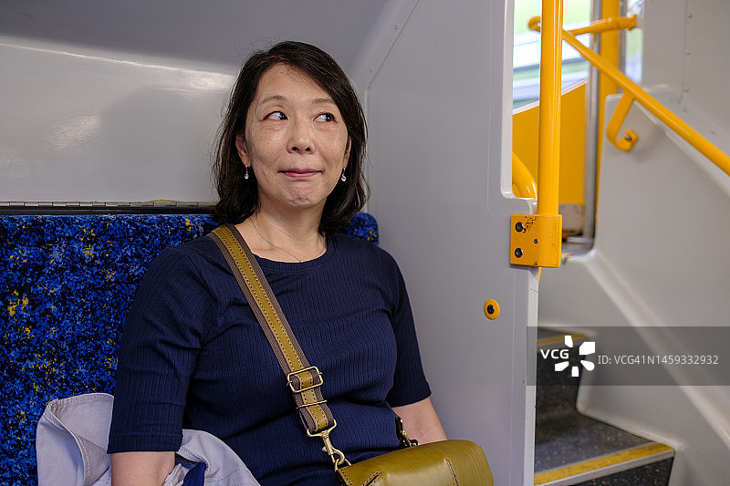 一个女人快乐地坐在火车上图片素材