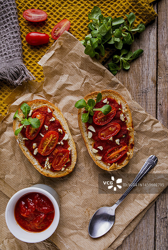 美味的意式烤面包由自制的面包搭配圣女果、奶酪和蔬菜制成图片素材