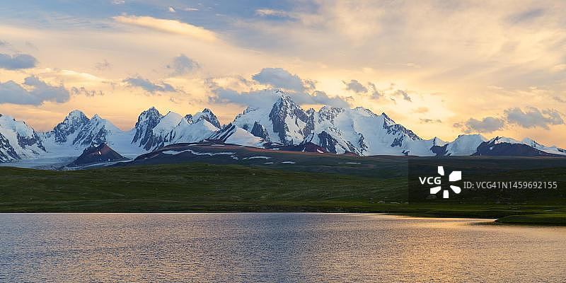 日落在梦湖和Kizil-Asker冰川，Kakshaal Too在天山山脉靠近中国边境，吉尔吉斯斯坦纳林地区图片素材