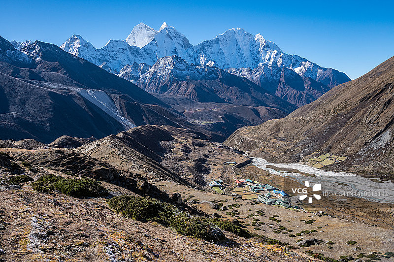 位于尼泊尔东部昆布地区海拔4371米的费里切村的山区景观。图片素材