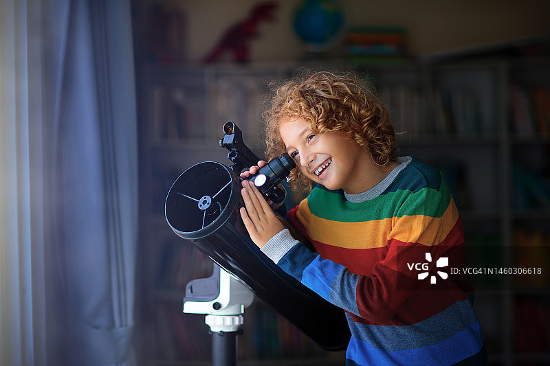 小男孩用望远镜看星星图片素材
