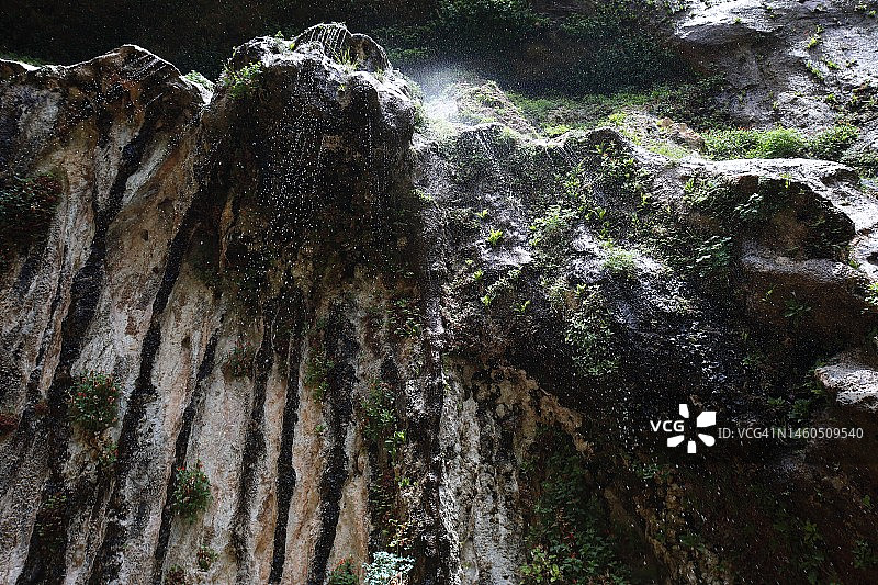 水流过岩石的特写镜头图片素材