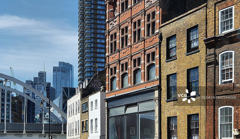 英国伦敦肖尔迪奇区新旧办公楼的对比图片素材