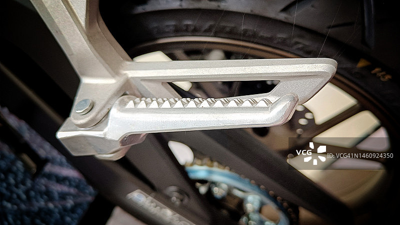 银色摩托车踏板由钢铁制成图片素材