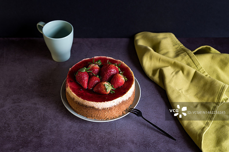 用草莓装饰的美味自制芝士蛋糕。图片素材