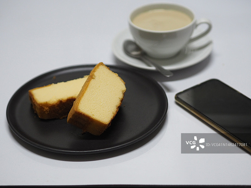 白底白杯的黄油蛋糕热咖啡图片素材