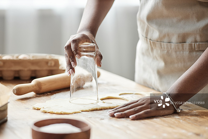 黑人妇女烘焙自制糕点图片素材