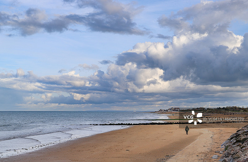 海边和蔚蓝多云的天空，法国图片素材