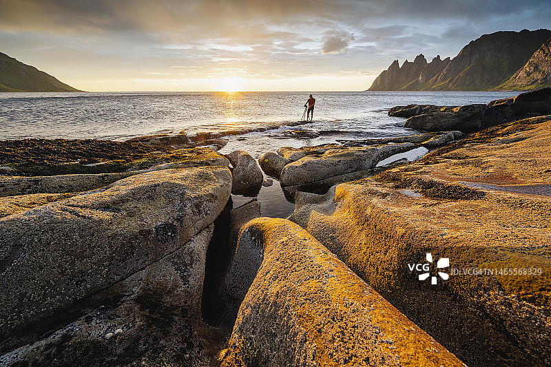 摄影师在挪威海岸工作图片素材