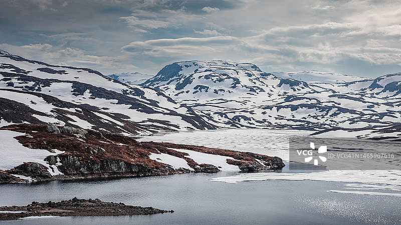 挪威乌伦斯旺，哈当厄vidda，挪威的哈当厄vidda，雪和冰的景观与山脉和湖泊图片素材
