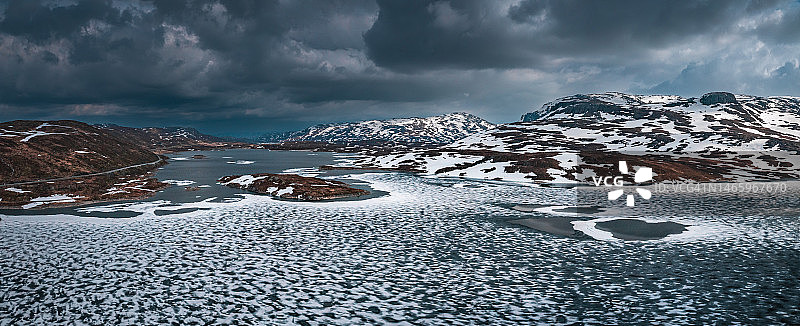 挪威乌伦斯旺的哈当厄vidda的雪景，有山和冰湖图片素材