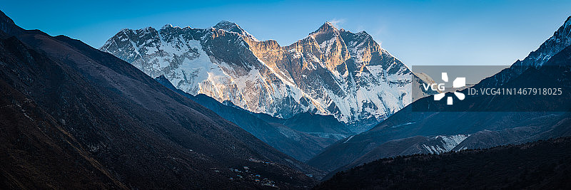 珠穆朗玛峰顶日出，洛子努普策喜马拉雅山脉全景图片素材
